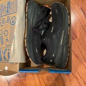 Brooks Black Athletic Shoes with Cushioned Sole with box.